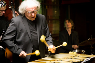 Vibraphonist mit Schlägeln beim Solo