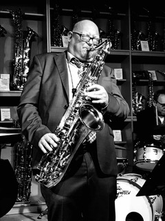 Baritonsaxofonist, Schwarz-Weiß-Porträt