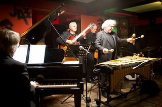 Jazzquartett mit Klavier, Gitarre und Vibraphon auf der Bühne