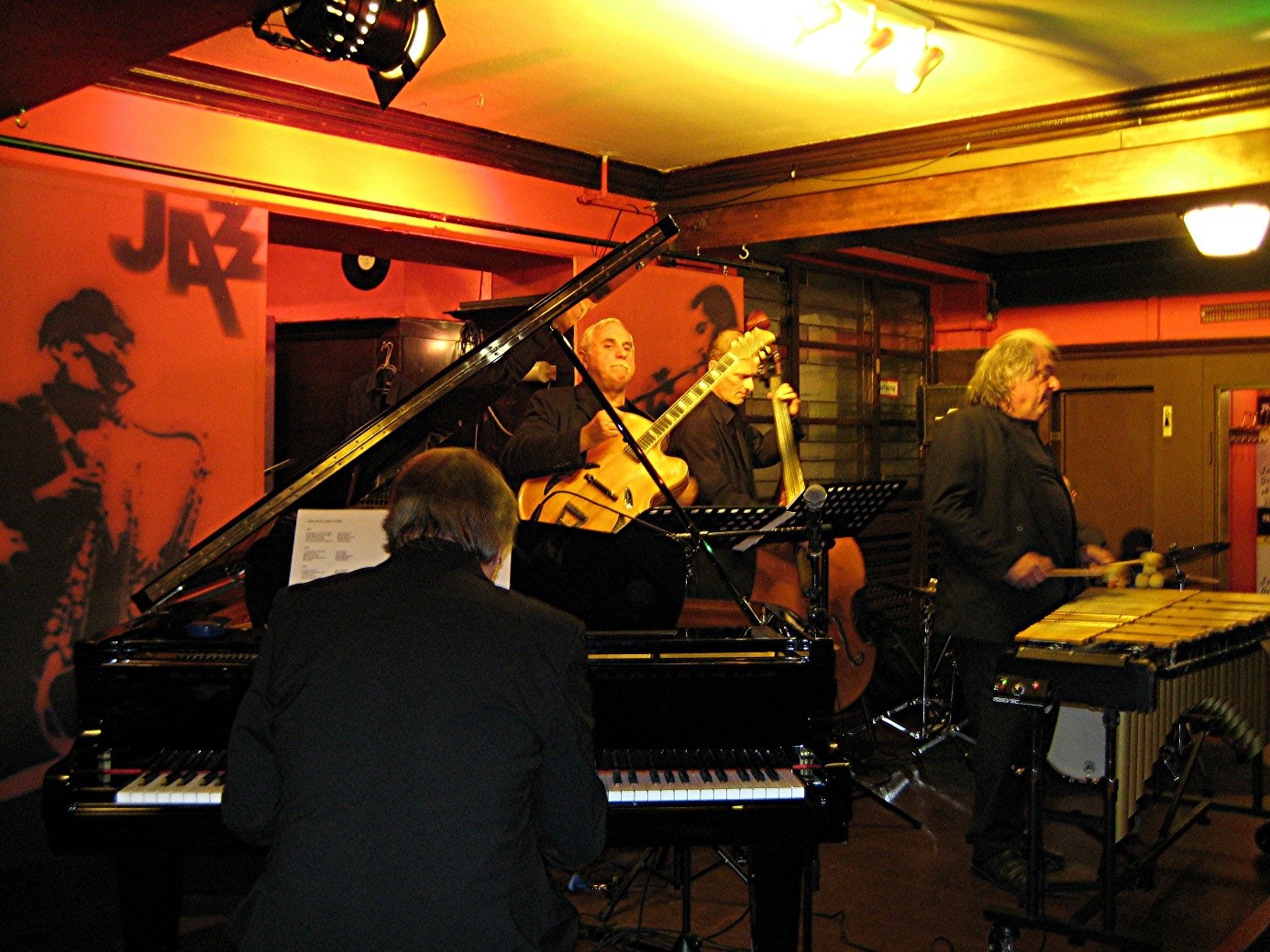 Jazzquintett mit Flügel, Gitarre, Bass und Vibraphon in der Jazz Hall
